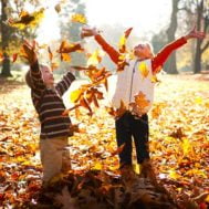 far giocare i bambini all'aria aperta